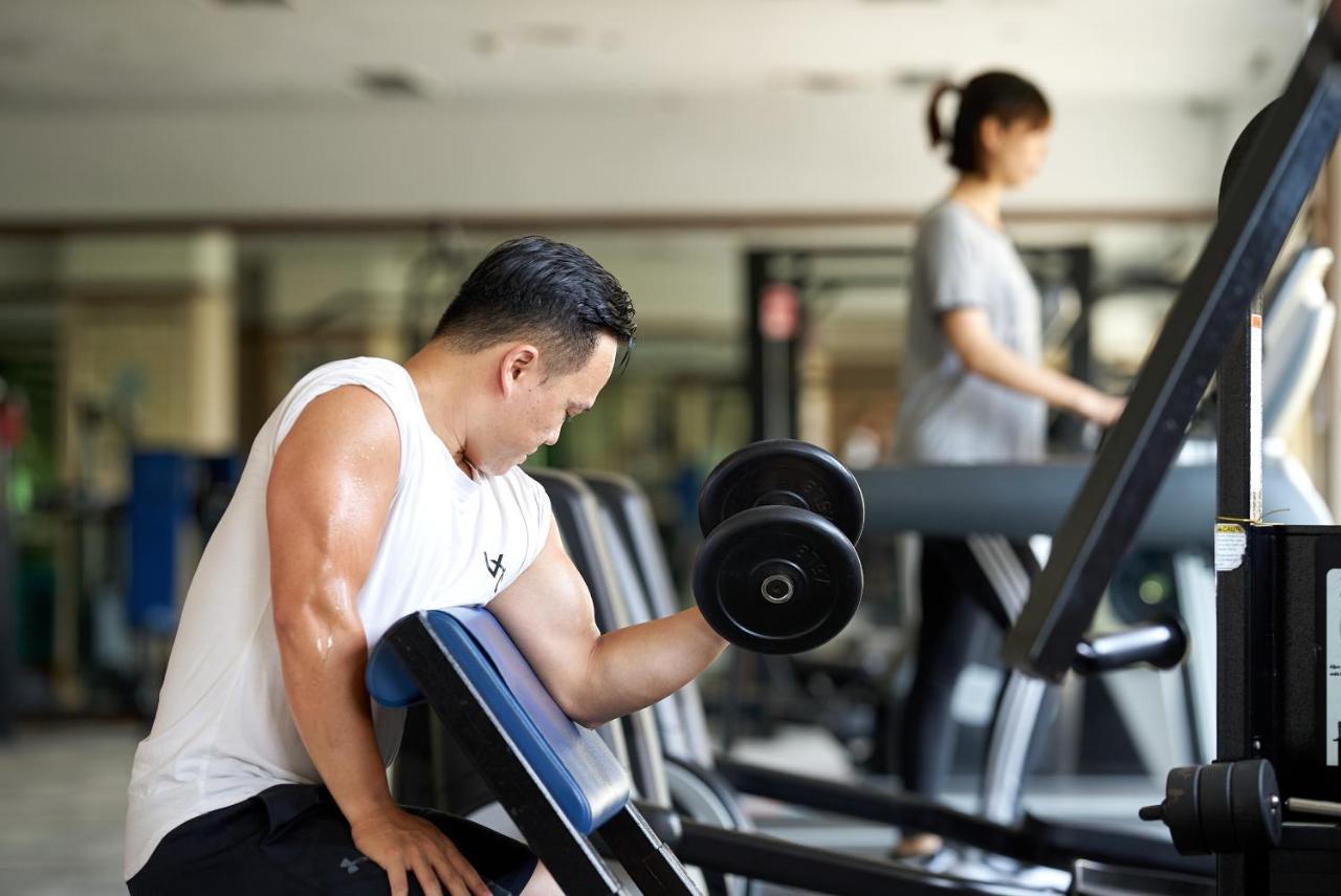 The Howard Plaza Hotel Тайбэй Экстерьер фото A man lifting a dumbbell
