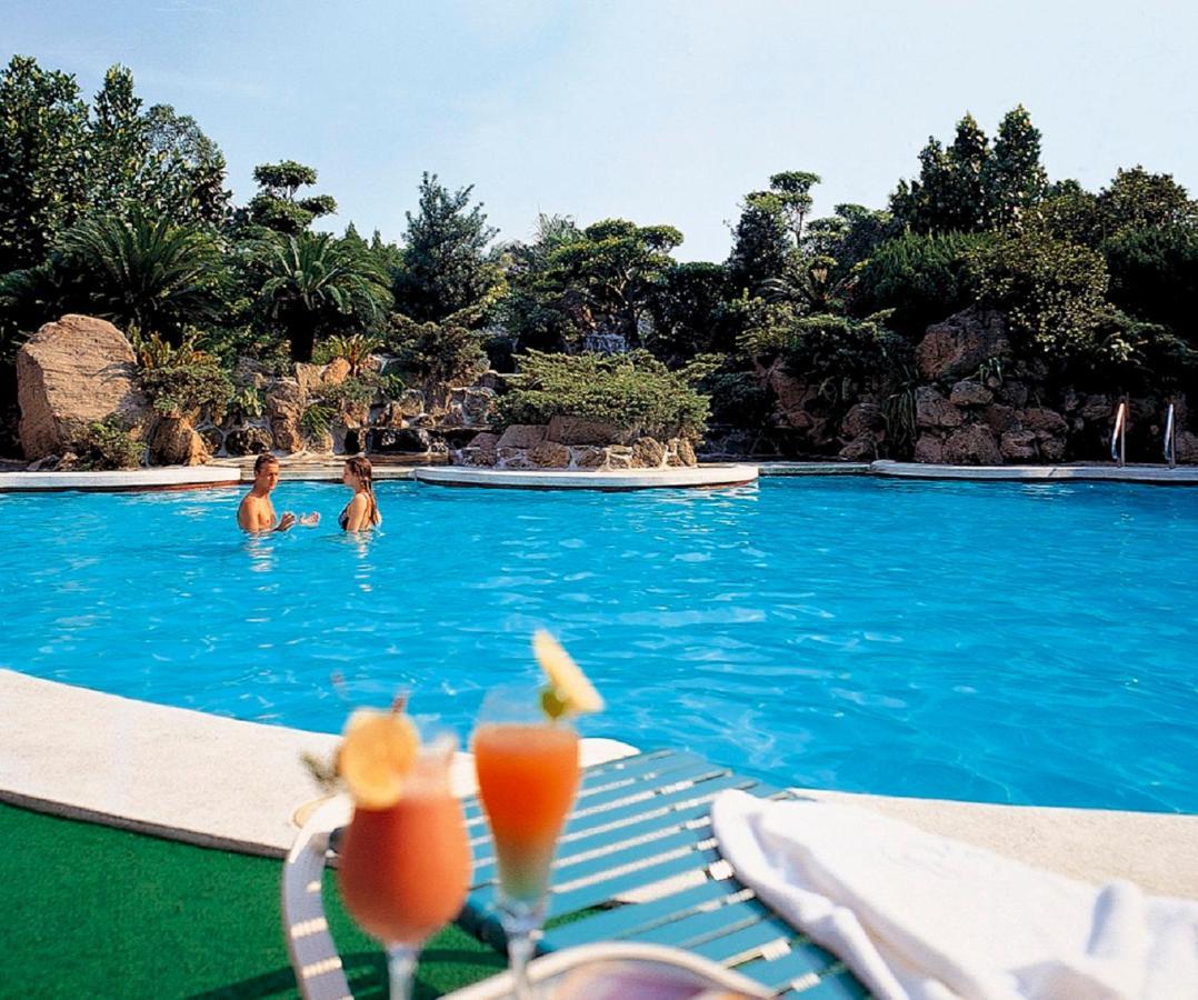 The Howard Plaza Hotel Тайбэй Экстерьер фото The swimming pool at the hotel