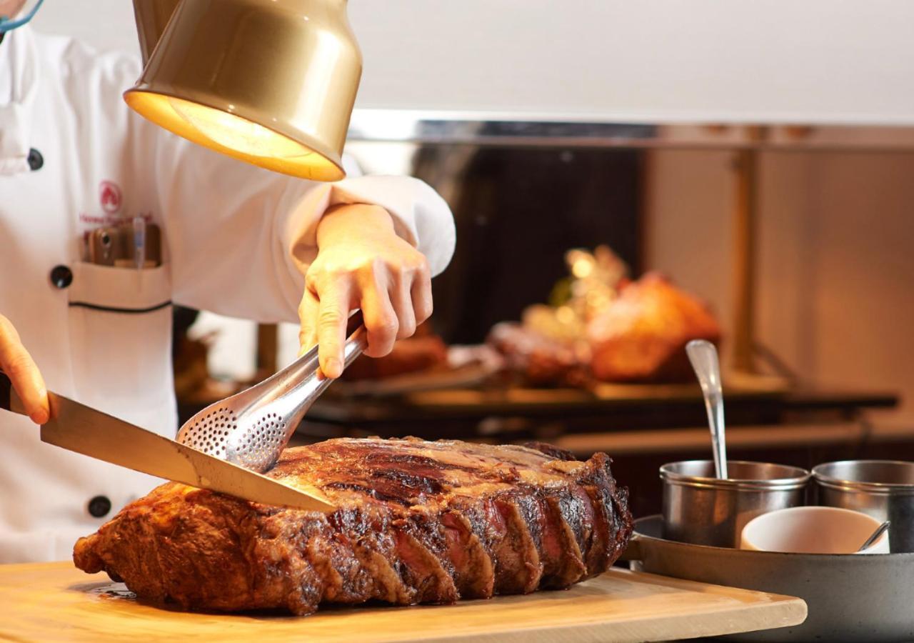 The Howard Plaza Hotel Тайбэй Экстерьер фото A chef carving a roast