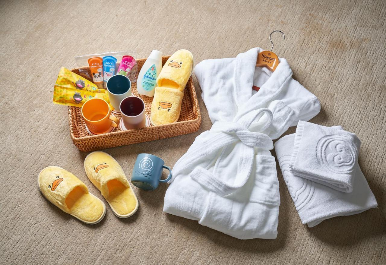 The Howard Plaza Hotel Тайбэй Экстерьер фото A bathrobe and slippers