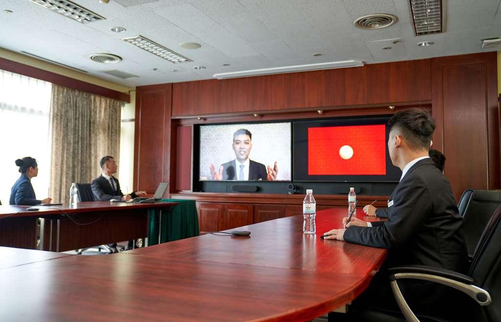 The Howard Plaza Hotel Тайбэй Удобства фото A teleconference in progress