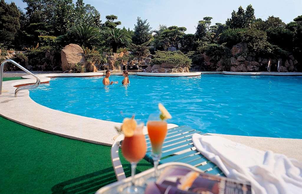 The Howard Plaza Hotel Тайбэй Экстерьер фото A swimming pool