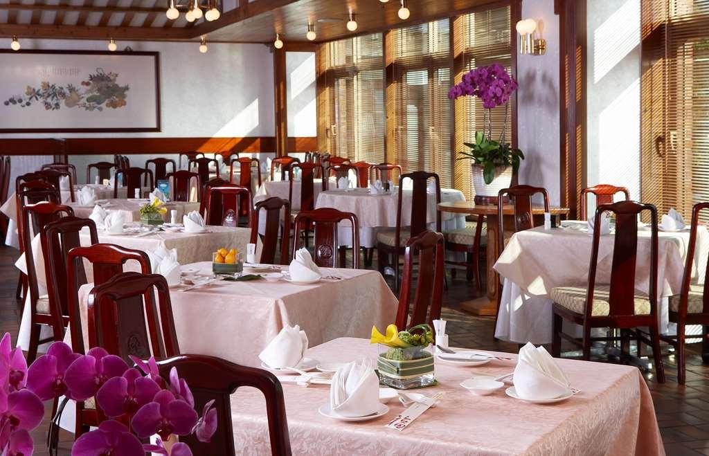 The Howard Plaza Hotel Тайбэй Ресторан фото Interior of the restaurant